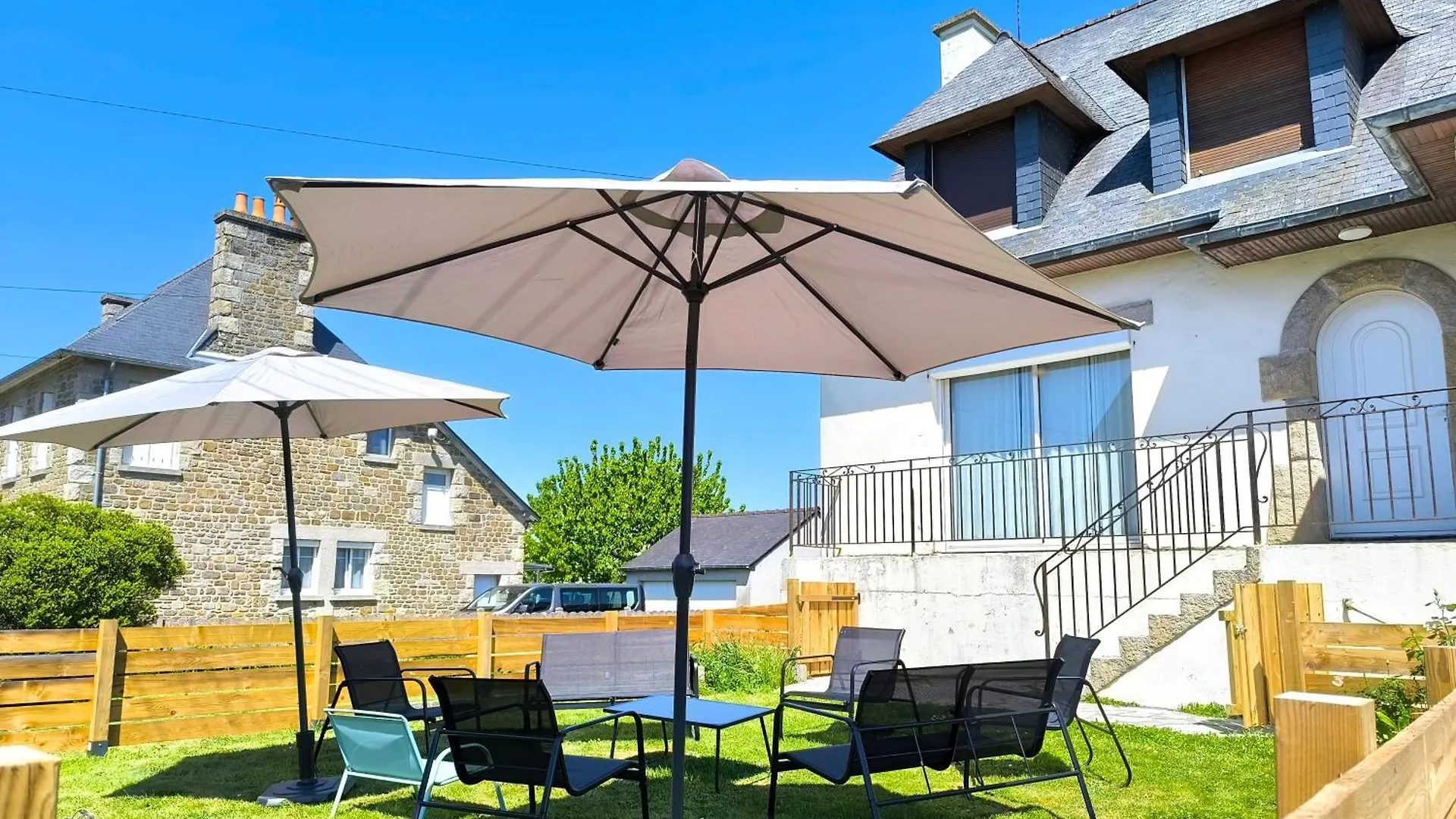 Maison 12 Personnes, Grand Jardin, Proche Plages, Animaux Acceptes Par Maison Elanore Pleurtuit 0*,  France